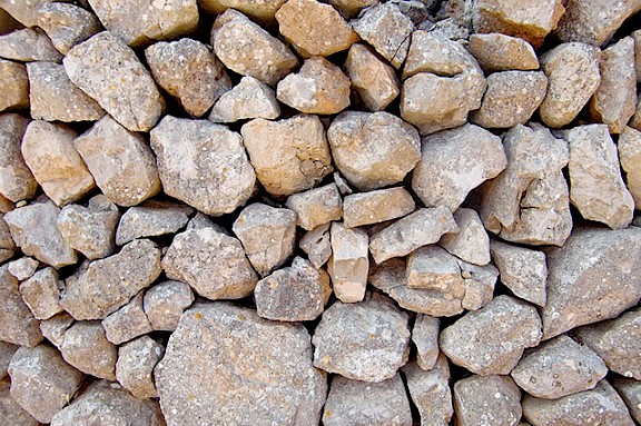 Stapel von Natursteinen in einem Garten.
